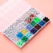 Caja con 840 piezas: cuentas de letras acrílicas redondas y planas de 7 mm, cuentas espaciadoras cuadradas y cuentas tipo pony de colores de 9 mm, kit de suministros para hacer joyería DIY