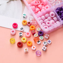Caja con 840 piezas: cuentas de letras acrílicas redondas y planas de 7 mm, cuentas espaciadoras cuadradas y cuentas tipo pony de colores de 9 mm, kit de suministros para hacer joyería DIY