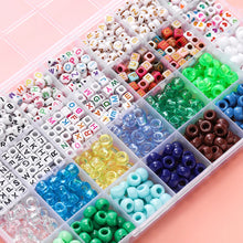 Caja con 840 piezas: cuentas de letras acrílicas redondas y planas de 7 mm, cuentas espaciadoras cuadradas y cuentas tipo pony de colores de 9 mm, kit de suministros para hacer joyería DIY