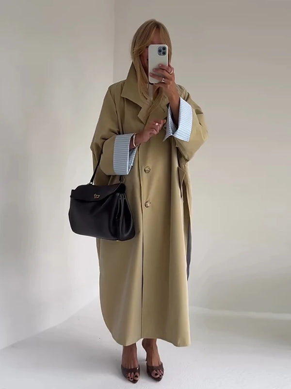 Gabardina larga de doble botonadura con cuello de solapa y múltiples botones, elegante abrigo clásico de otoño 2026 para mujer, ideal para ir al trabajo.